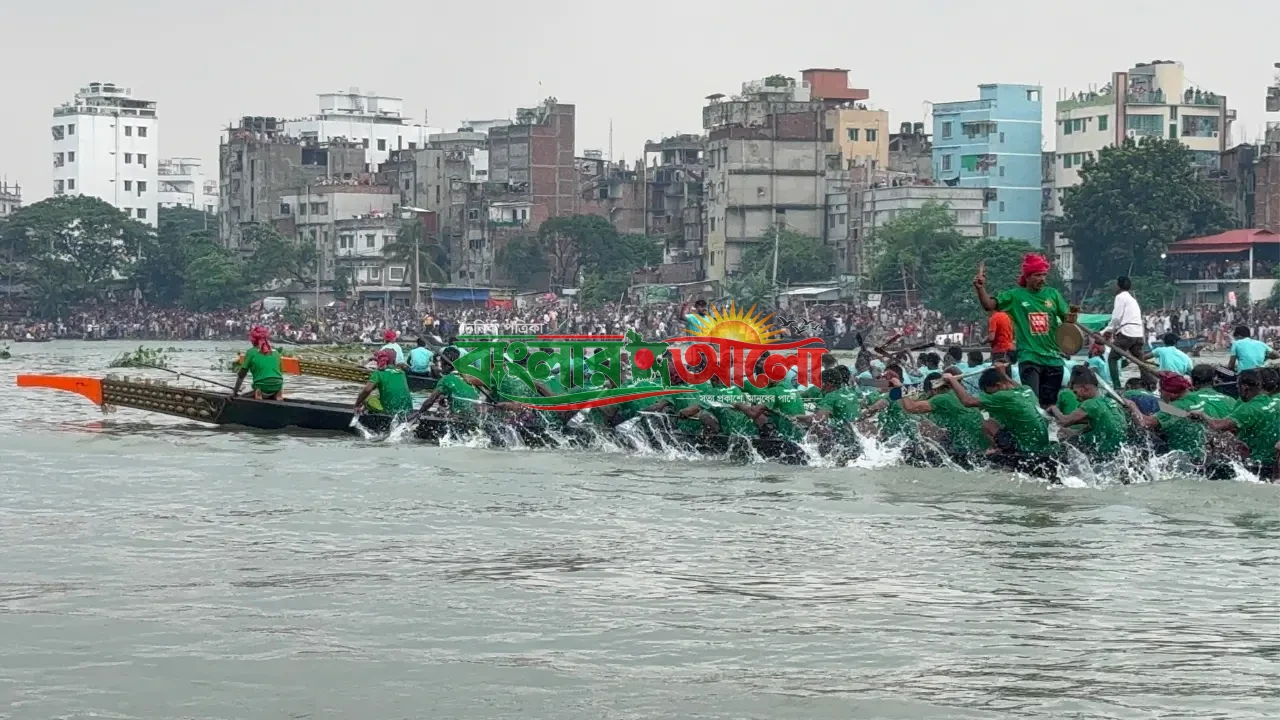 ঢাকার ৪১৬তম প্রতিষ্ঠাবার্ষিকীতে বুড়িগঙ্গা নদীতে অনুষ্ঠিত হলো হৃদয় বুড়িগঙ্গা নৌকা বাইচ